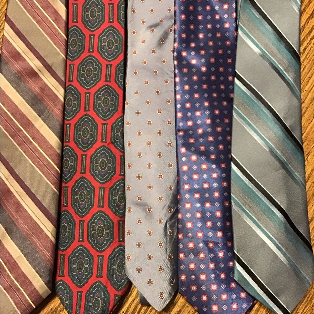 Up for sale is a total of 10 men’s neckties J6